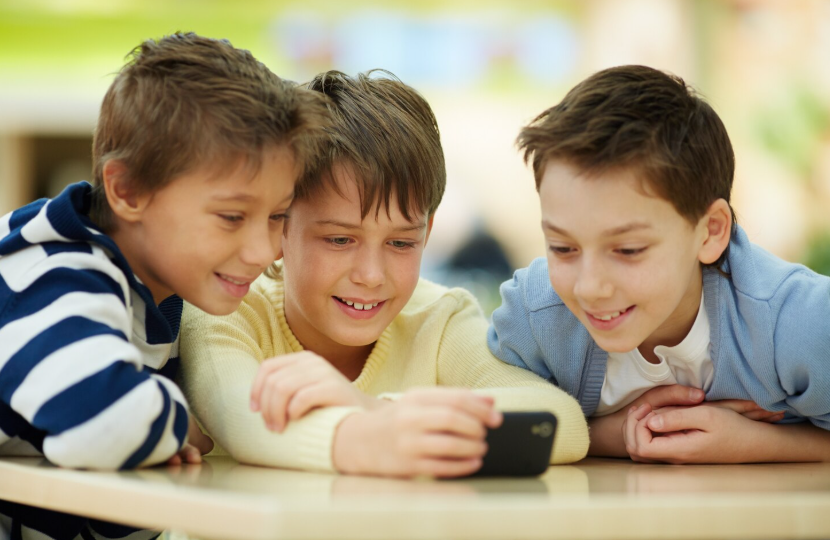 Школьникам могут запретить пользоваться телефонами на переменах в Казахстане  