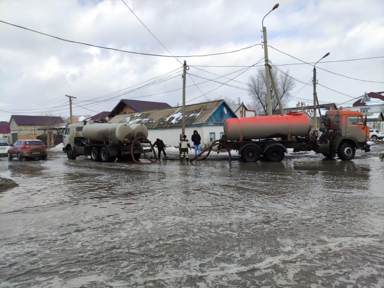 В Атырау проводится очистка от талых вод 