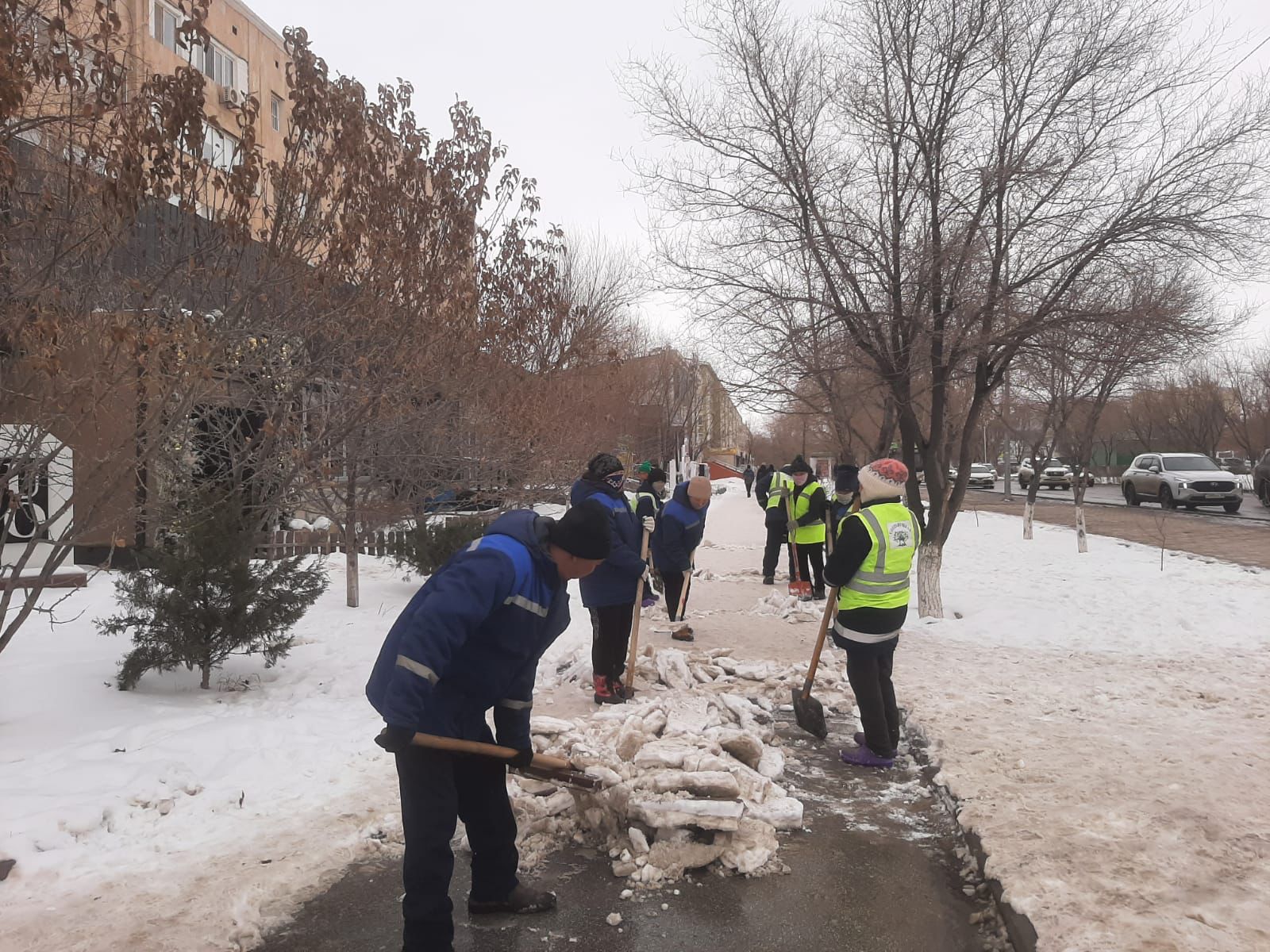  Сильные люди не мерзнут, или Сколько коммунальщики заработали на снеге в Атырау 