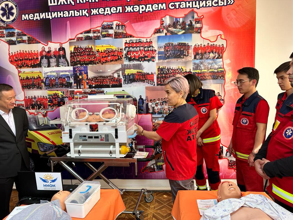 Станция скорой помощи Атырау пополнилась транспортным кювезом для новорожденных 