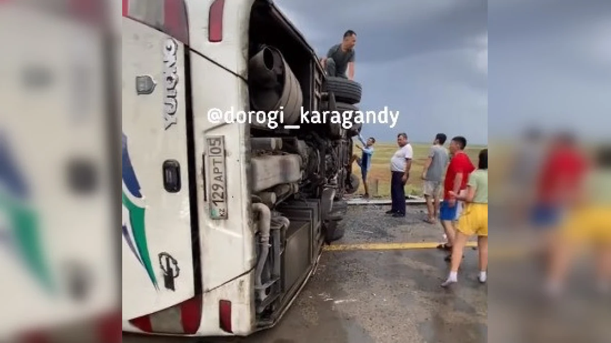 Автобус с пассажирами перевернулся в Карагандинской области