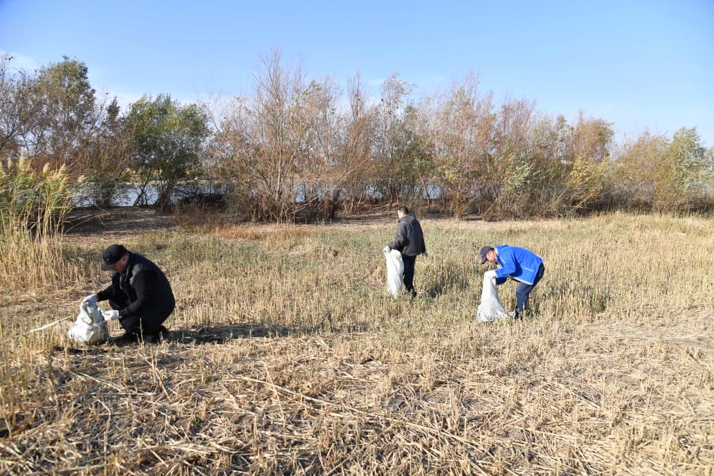 Атыраусцы вышли на уборку берега Урала