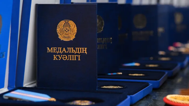 Президент Казахстана наградил атырауских спасателей за самоотверженность