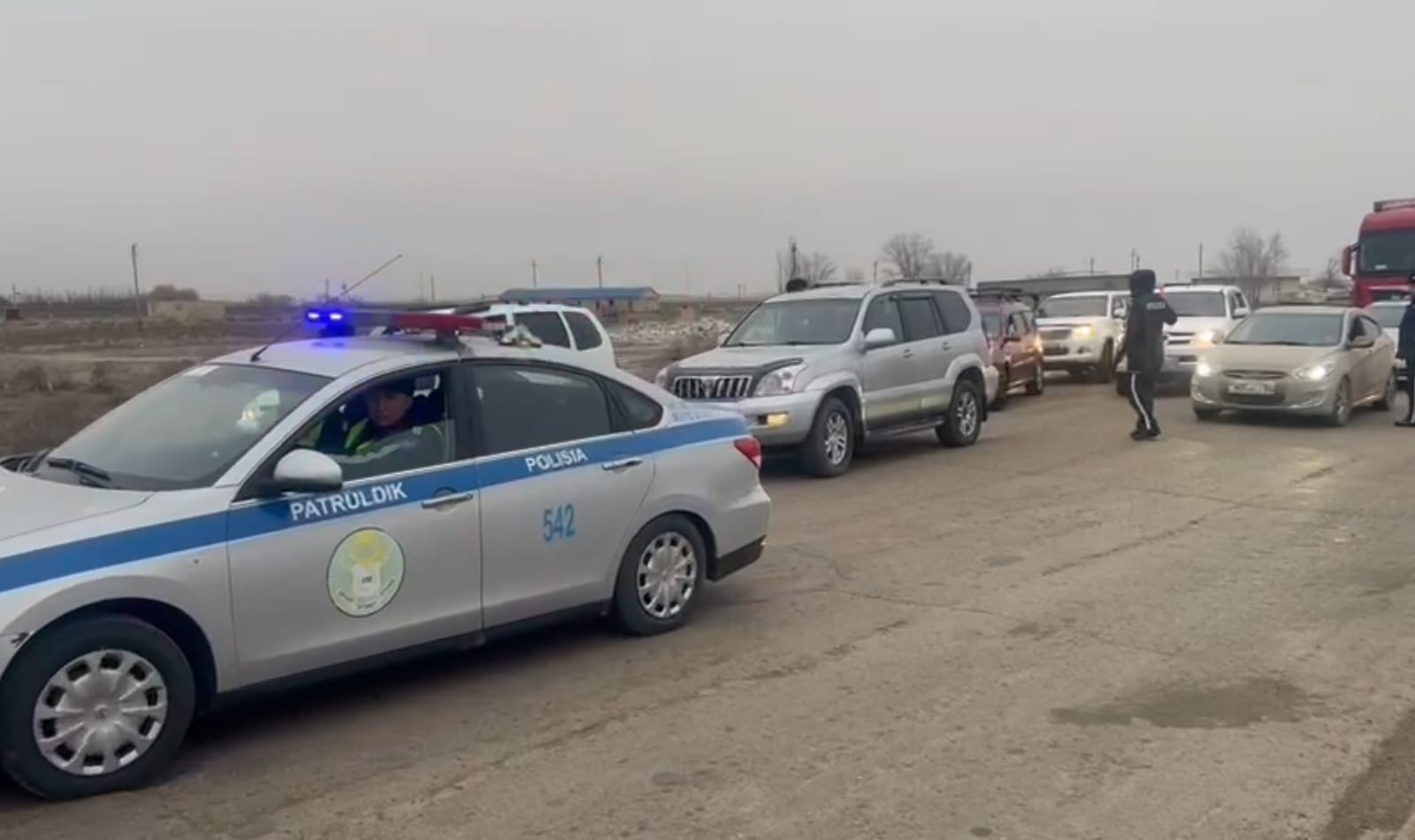 В Атырау патрульные полицейские из-за гололеда на трассе сопровождают проезжающие авто 