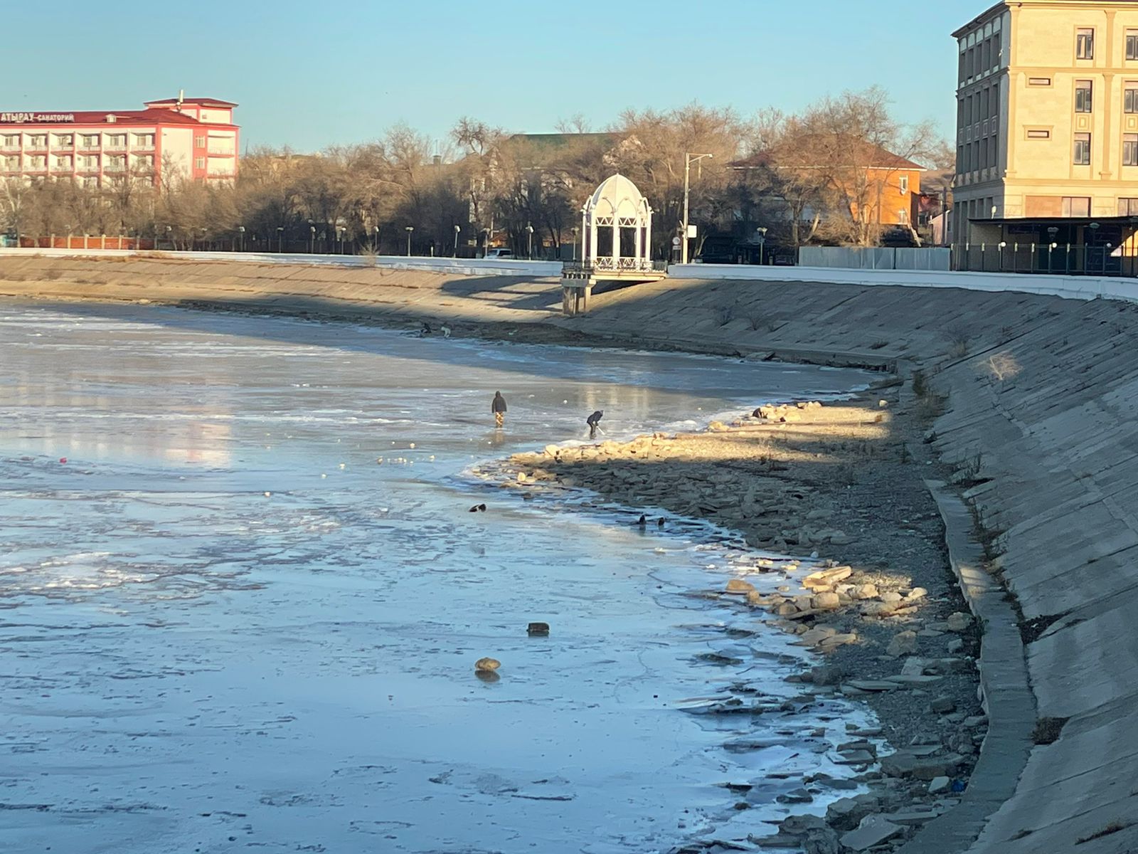 В Атырау на тонком льду появились первые экстремалы