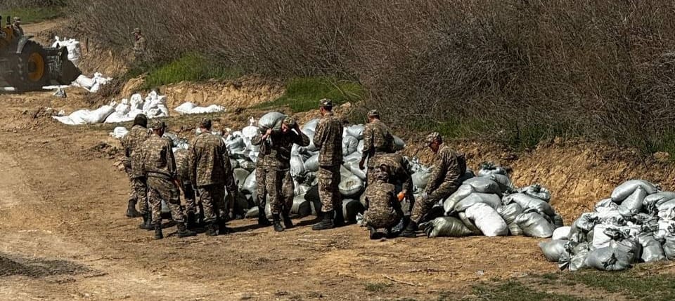 В Атырауской области 2962 военнослужащих мобилизованы на противопаводковые мероприятия