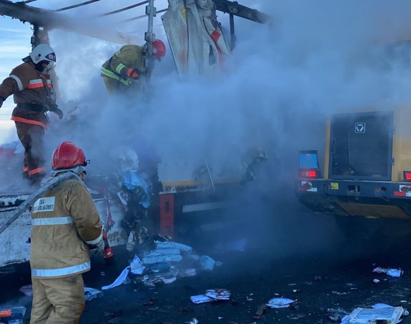 В Атырауской области сгорела фура с вещами 