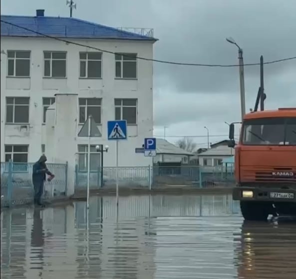 В Атырау откачали более 8000 кубометров воды