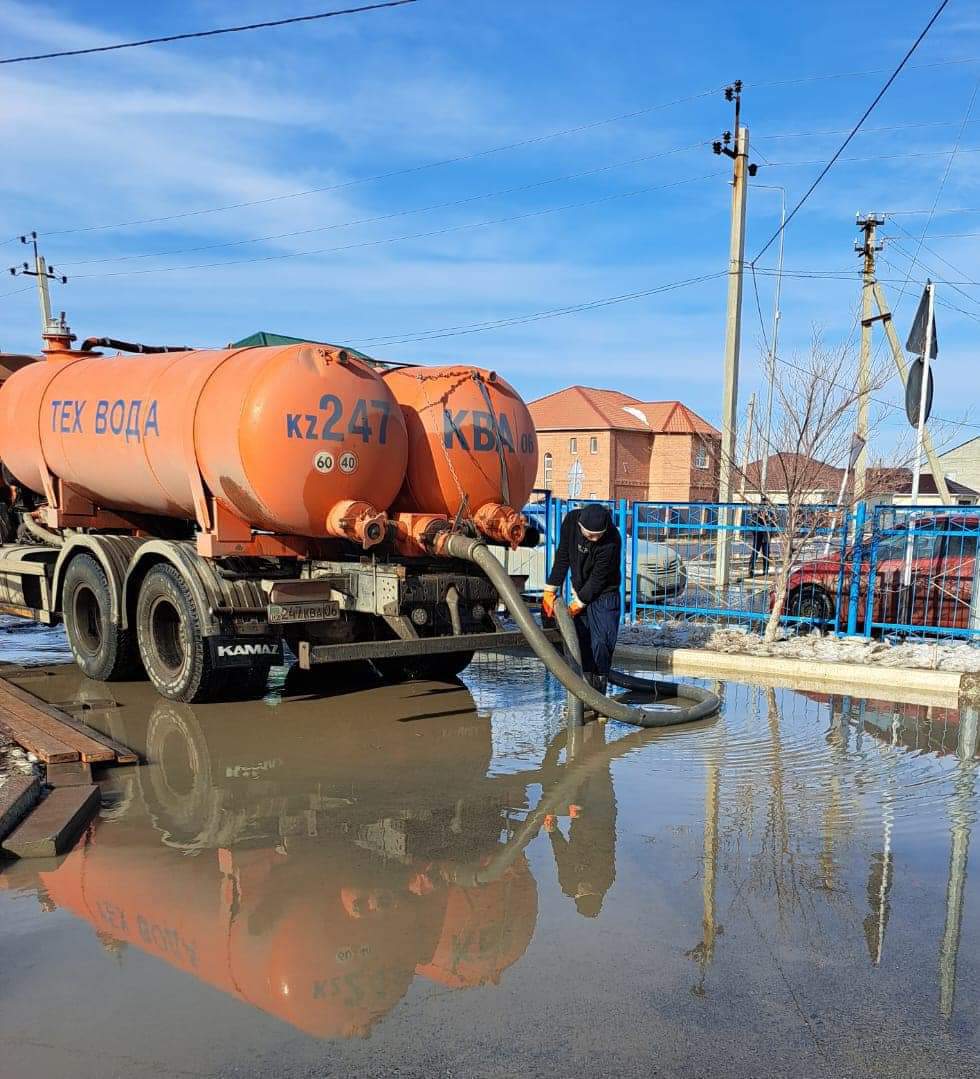 Свыше 170 единиц техники задействовано в уборке снега и талой воды в Атырау