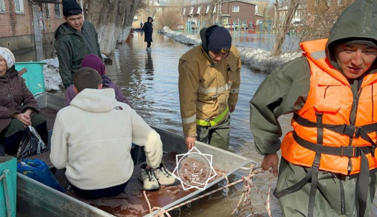 Жителей Кокшетау эвакуируют из дворов на лодках