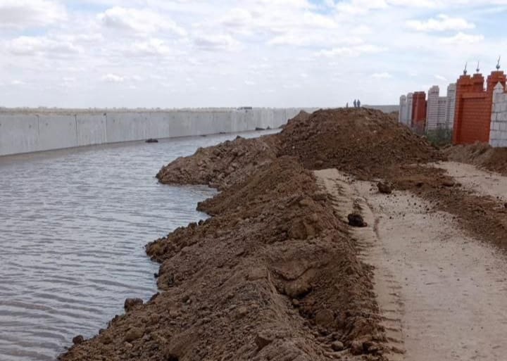 На кладбище в селе Сарайшык ведутся работы по укреплению дамбы 