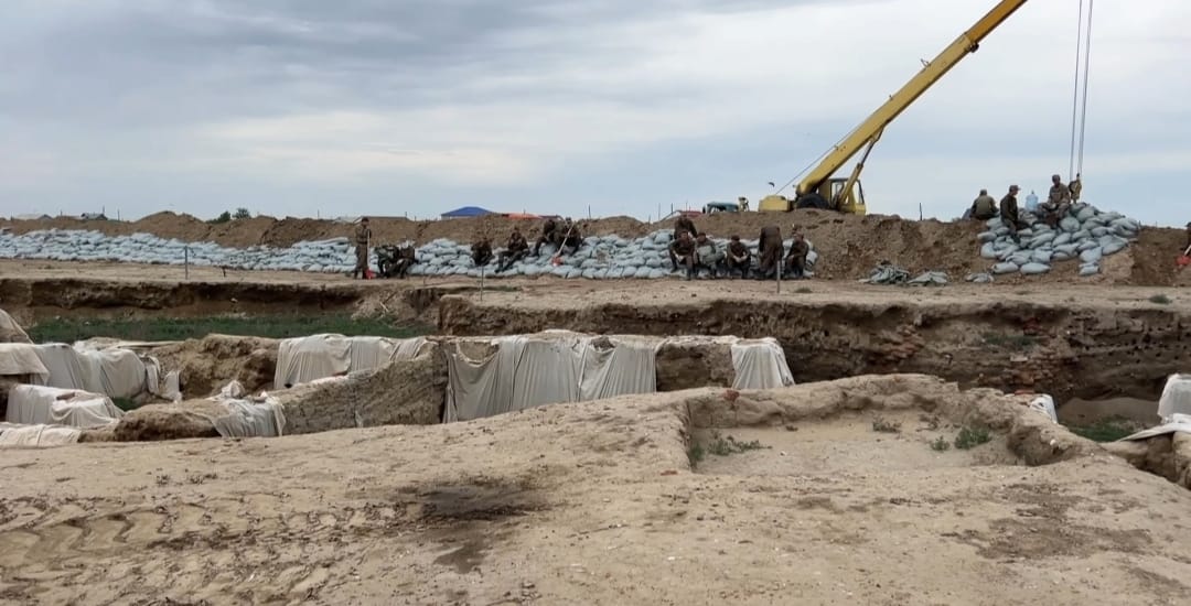 В усиленном режиме ведутся работы по берегоукреплению городища Сарайшык 