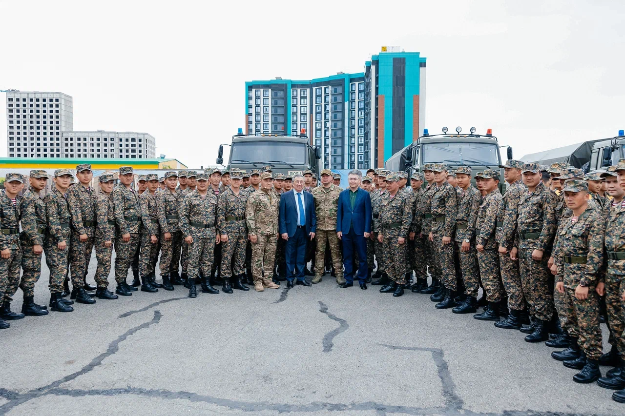 В Атырау проводили военнослужащих и спасателей, принимавших участие в противопаводковых работах