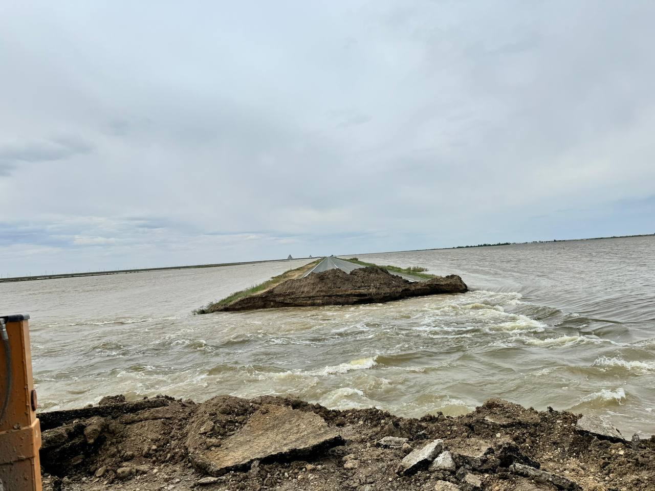 Завершаются работы по реконструкции затопленного участка автодороги "Атырау - Уральск" 