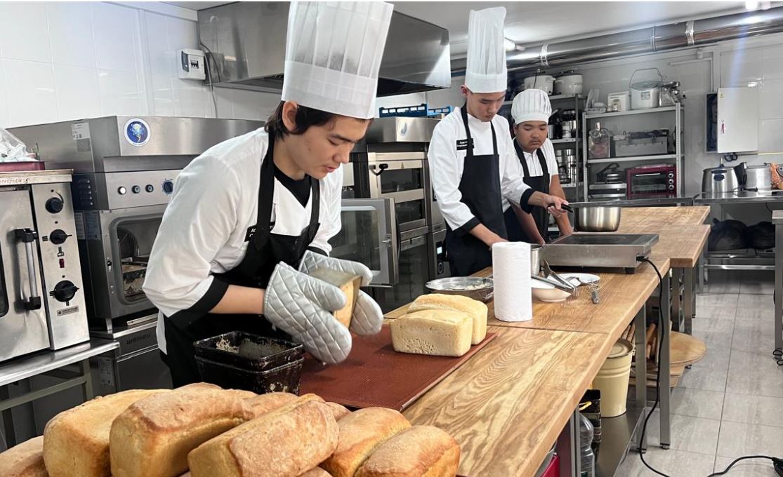 В Атырауском колледже сервиса новый директор