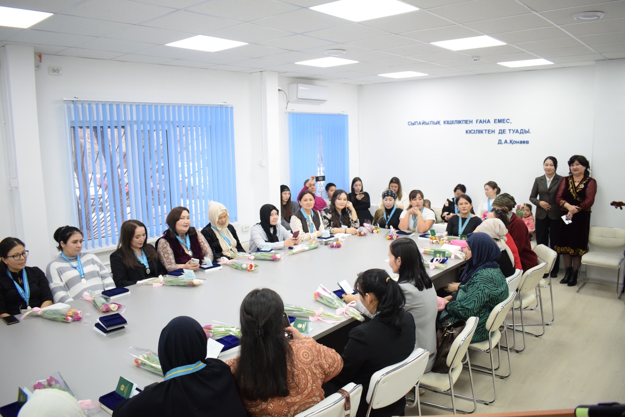 Многодетных матерей Атырау наградили подвесками «Алтын алқа» и «Күміс алқа»