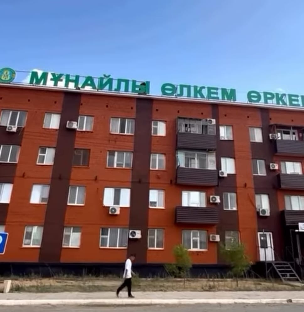 В Макатском районе обновляют фасады многоквартирных домов