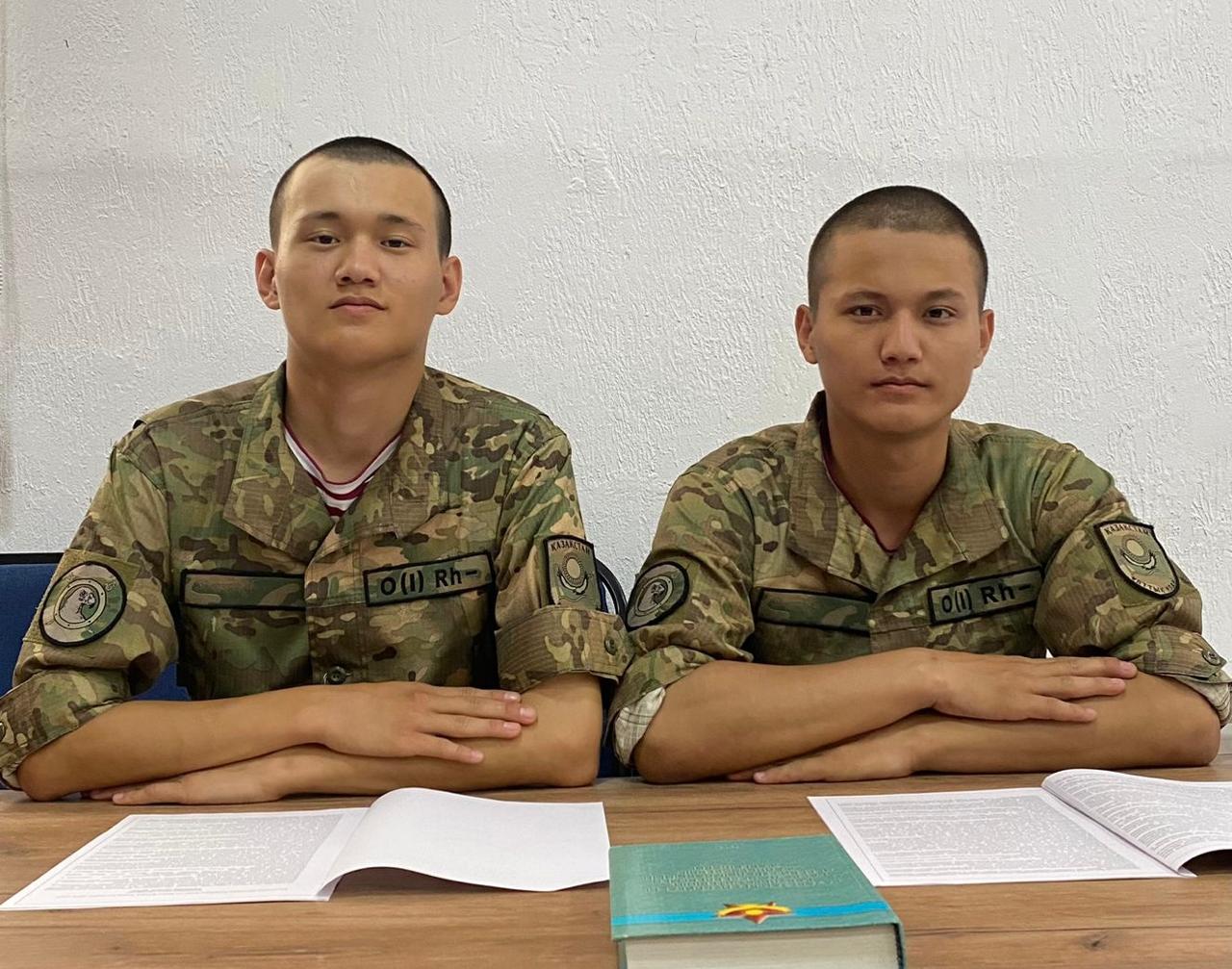 Атырауда егіз сарбаздар алғашқылардың бірі болып әскерге келді