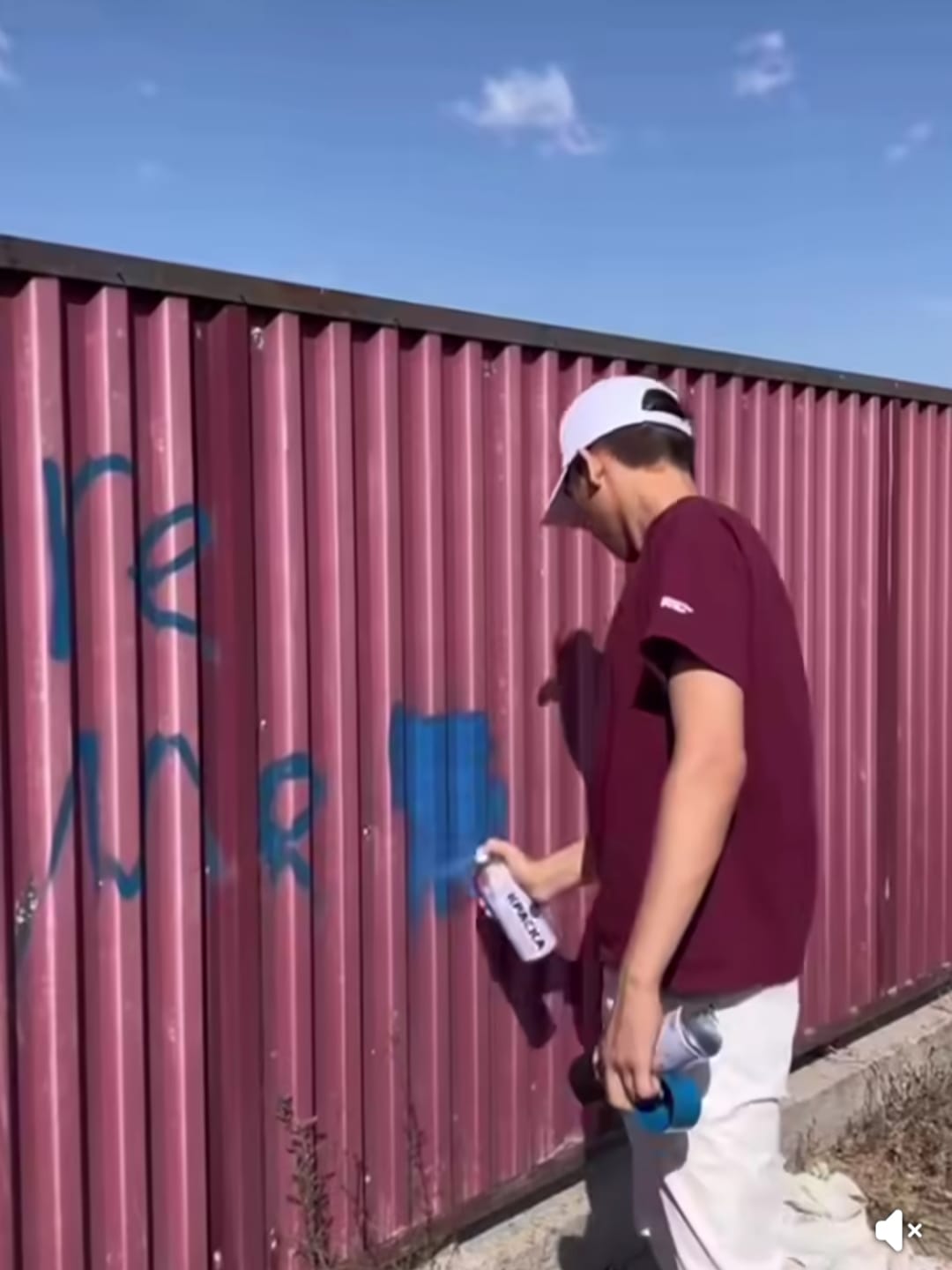 В Атырау продолжается борьба с граффити-рекламой наркотиков