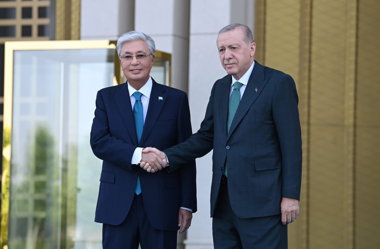 В Президентском дворце в Анкаре состоялась церемония торжественной встречи Токаева, прибывшего в Турецкую Республику с официальным визитом