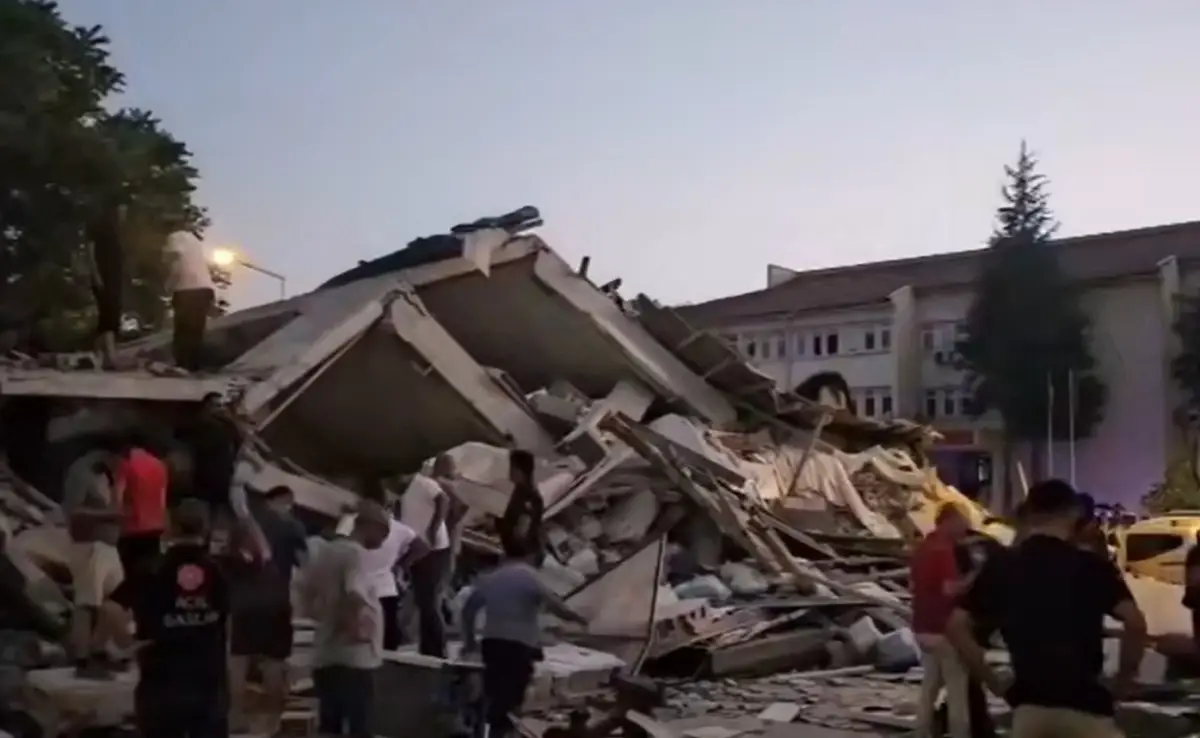 Мощное землетрясение в Турции: разрушены дома, есть пострадавшие