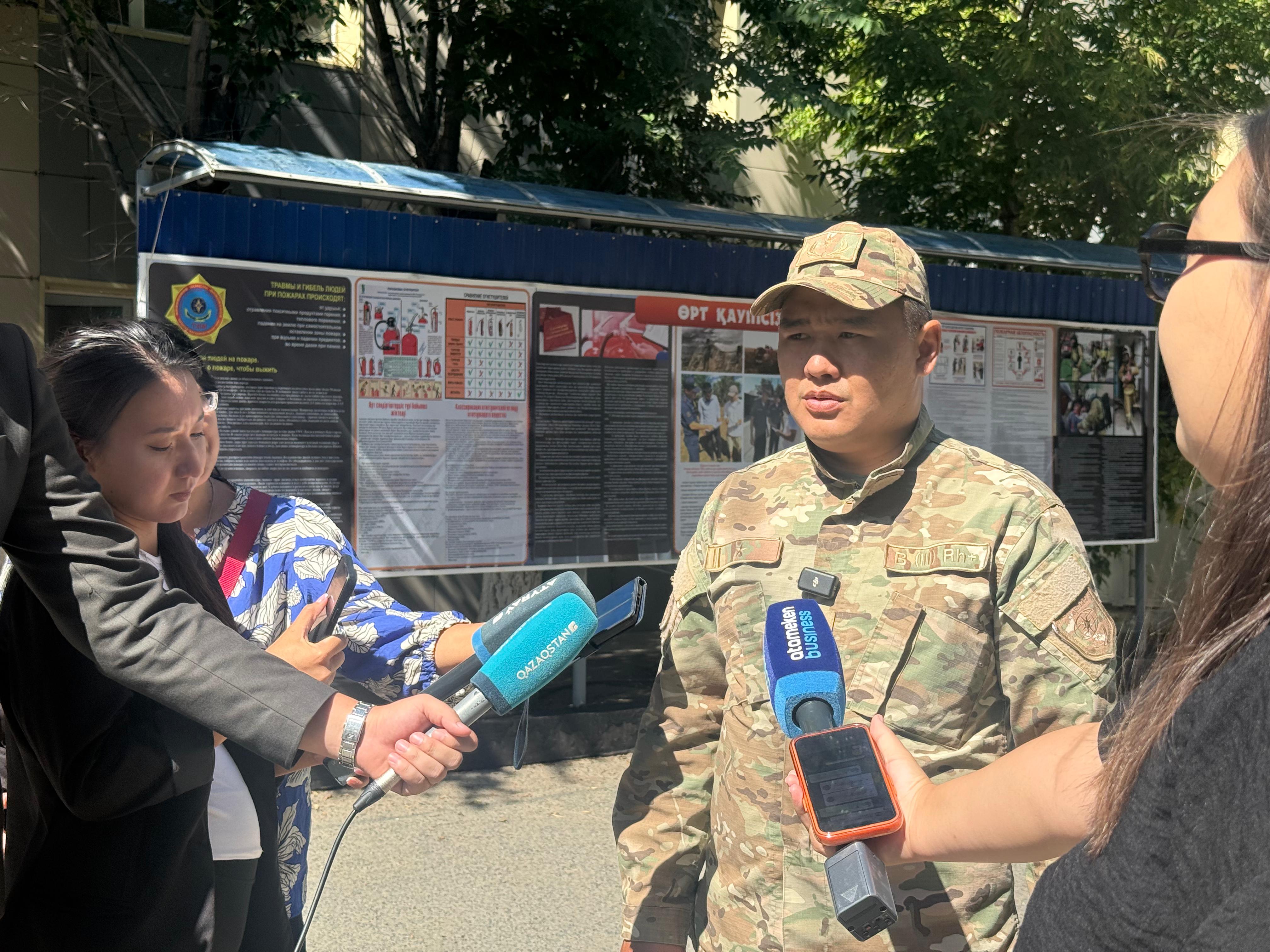 В Атырау из-за сильного ветра дерево придавило автомобиль: пассажира спасли