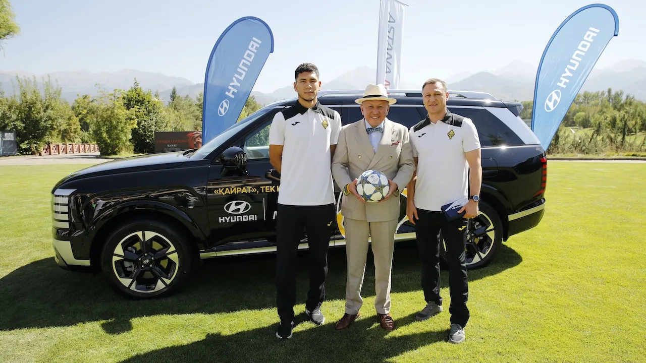 Нурлан Смагулов подарил Apple Macbook вратарю "Кайрата", а тренеру - Hyundai Palisade