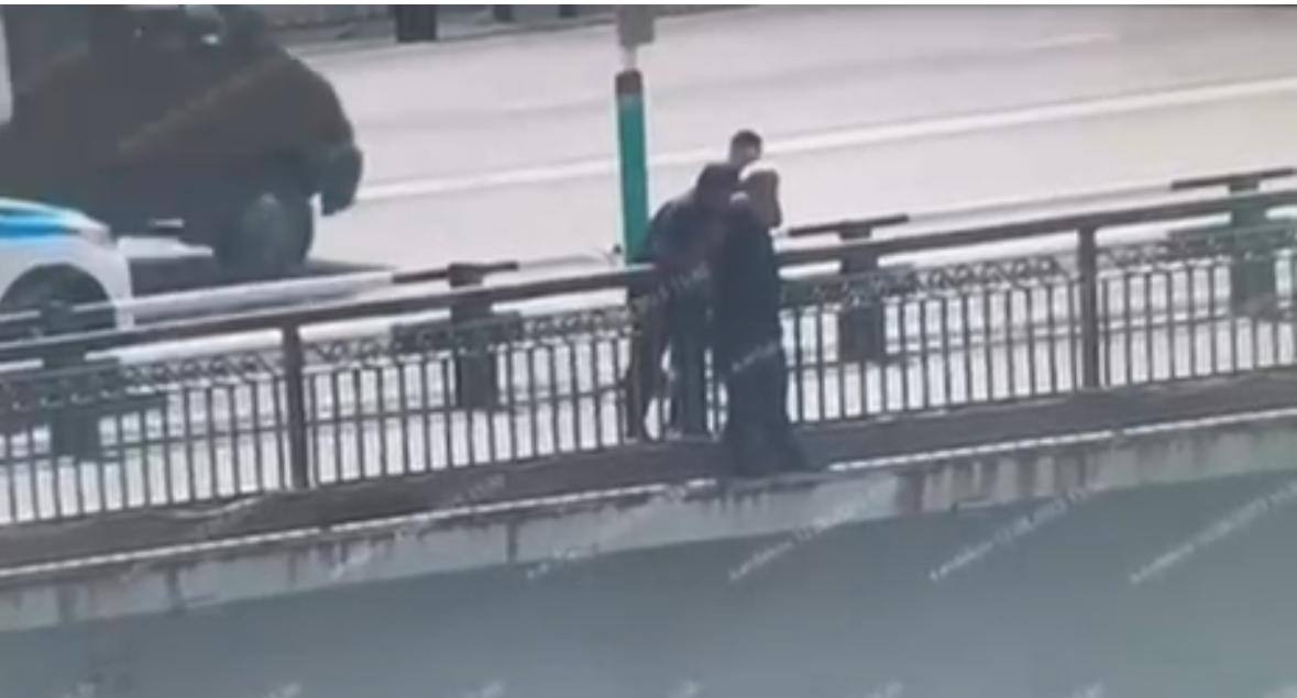 В Атырау полицейские спасли мужчину от прыжка с моста