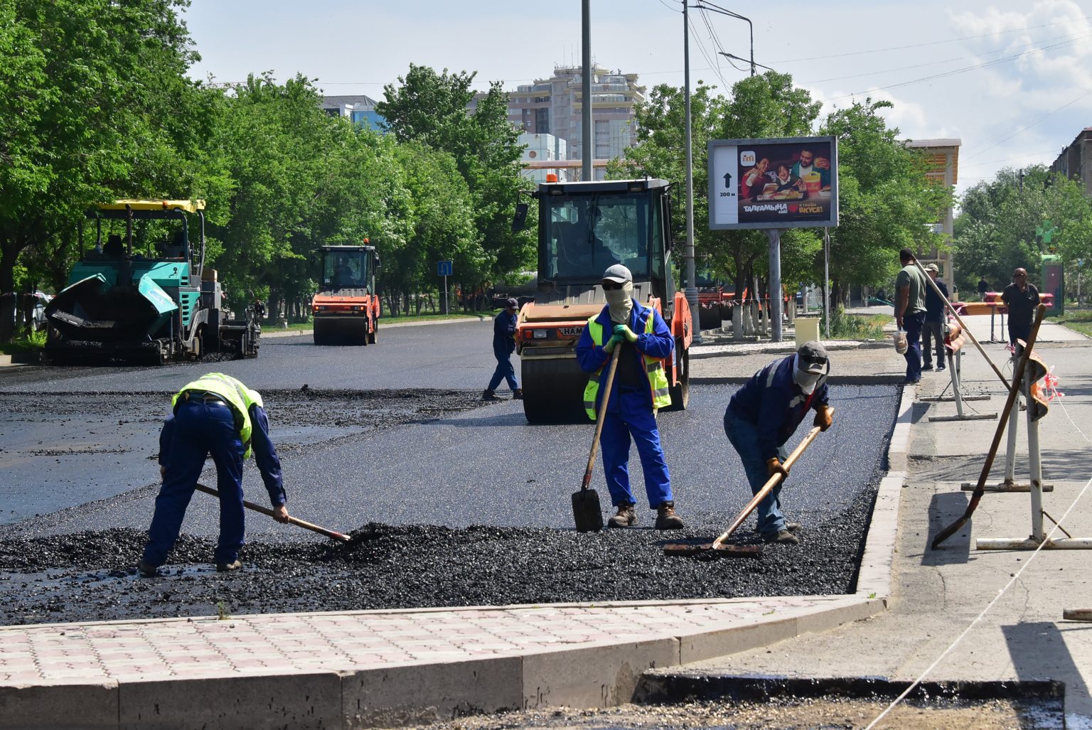 Участок улицы Махамбета временно закрыли в Атырау