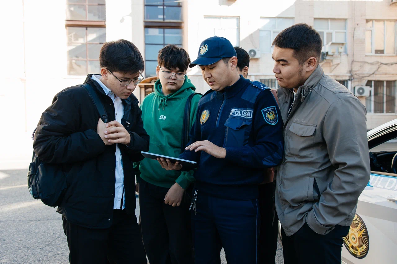 Атырауские волонтеры ознакомились с работой полиции