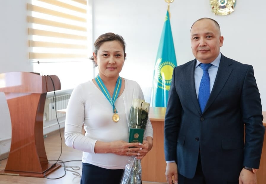 В Атырау наградили многодетных матерей