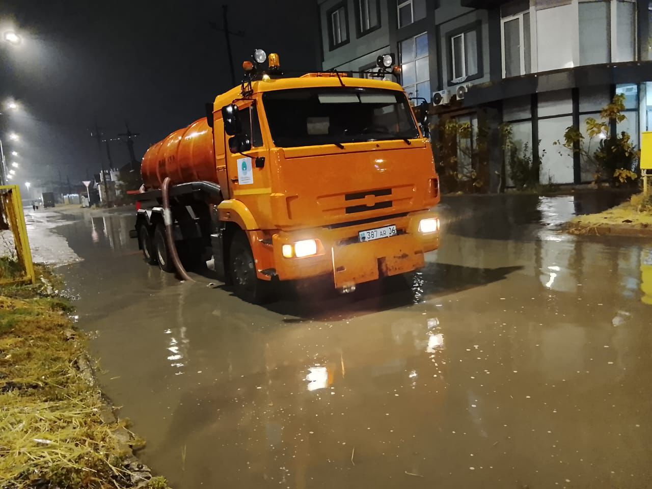 В Атырау продолжаются работы по очистке после дождя