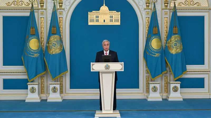 Токаев наградил 138 представителей трудовых династий в канун Дня Республики