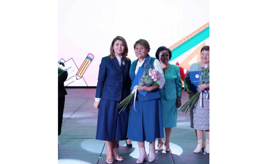 Учительница из Индерского района воспитала сотни учеников и получила признание государства