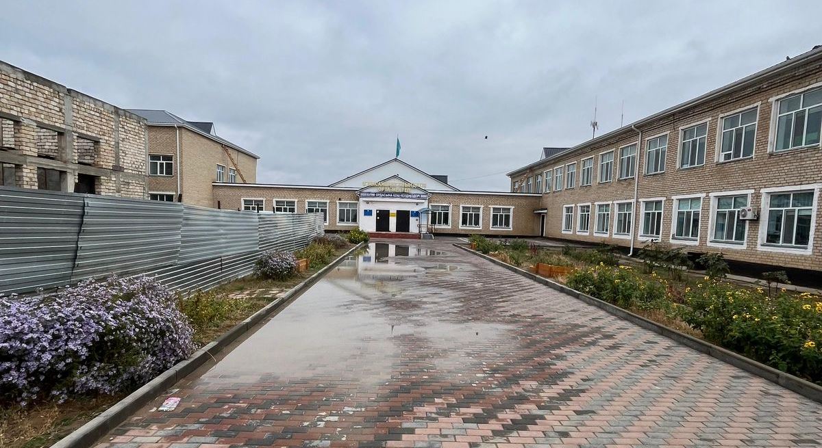 В Индерском районе продолжается строительство пристройки к новой школе