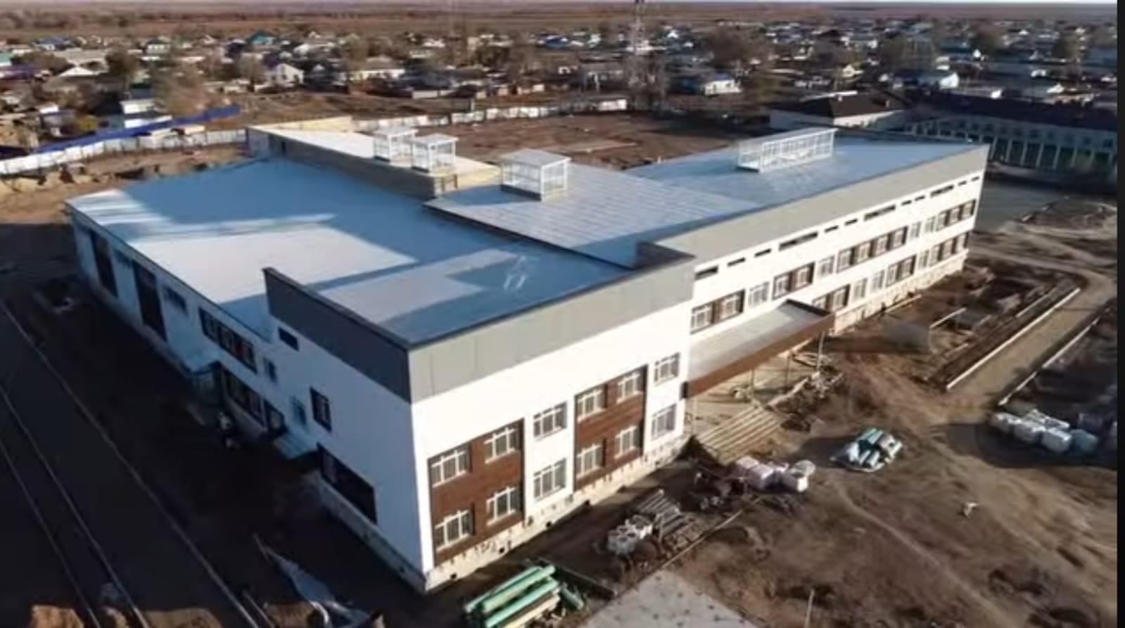 В селе Есбол Индерского района строится школа на 320 мест