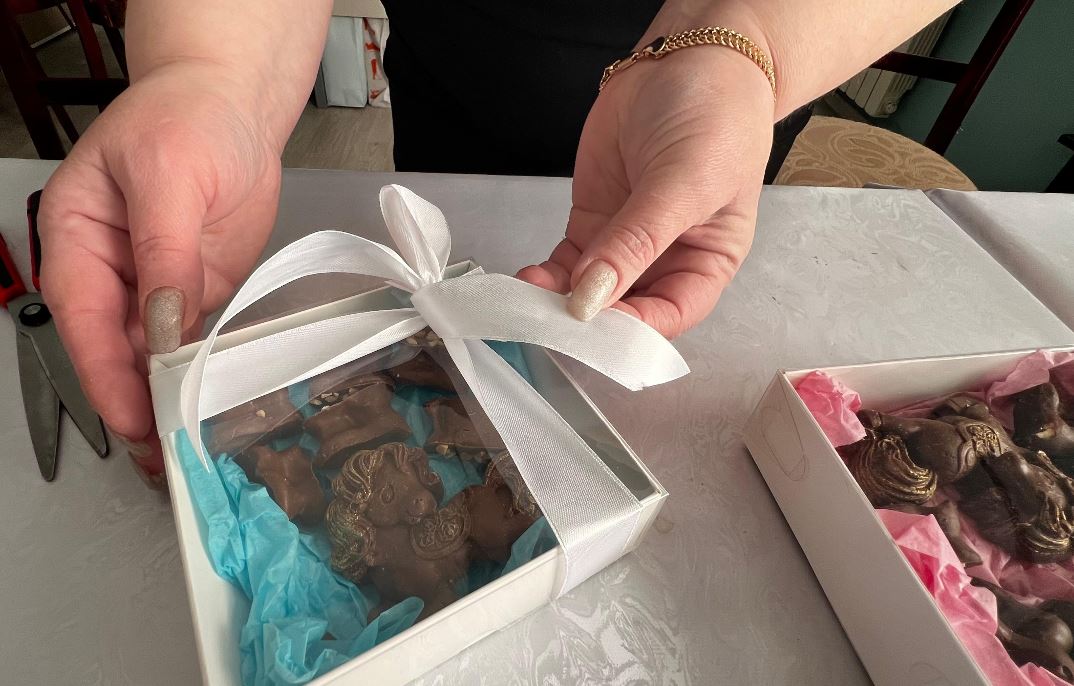 Предновогодний бизнес: в Атырау растет интерес к шоколадным асыкам 