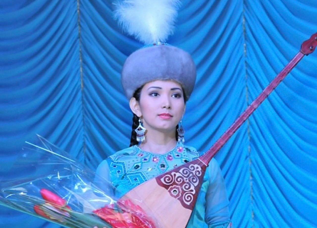 Самал Өмірзақова: «Домбырамен өскен ұрпақ ұлтынан алыстамайды»