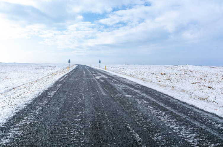 Атырауские полицейские предупреждают водителей о рисках на зимних дорогах