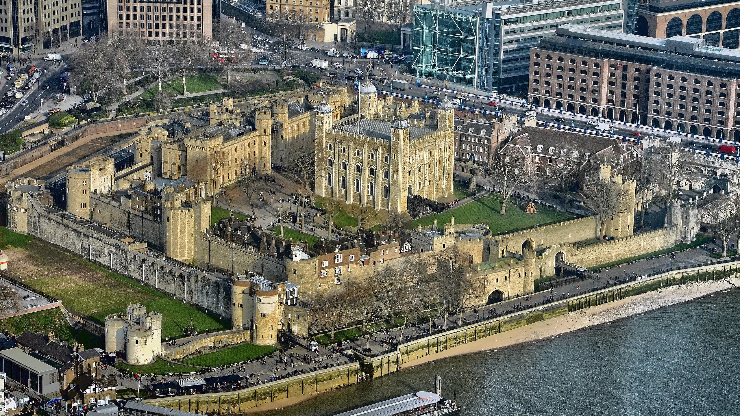 Лондонский Тауэр закрыли из-за атаки на витрину с государственной короной