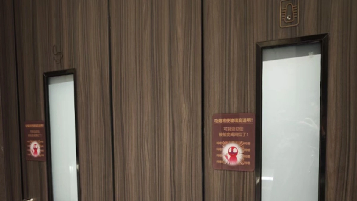 Умное стекло: Китай борется с курением в туалетах новым методом