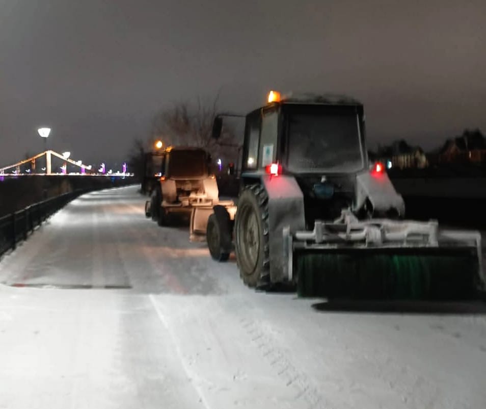 В Атырау ведется очистка дорог от снега