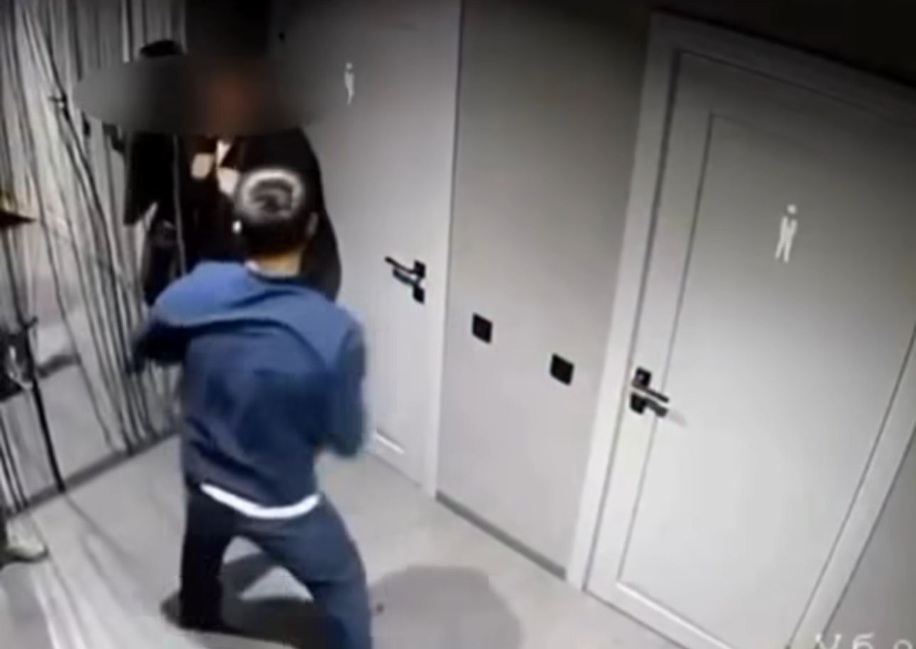 Драка в ночном баре Атырау попала на видео: полиция начала расследование