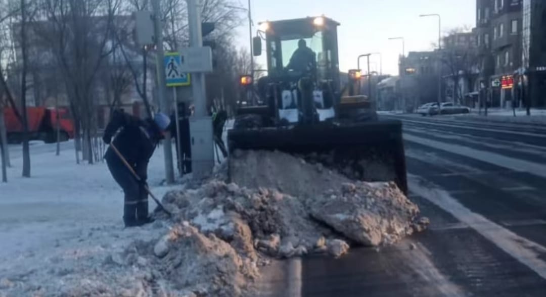 В городе круглосуточно убирают снег и обрабатывают дороги