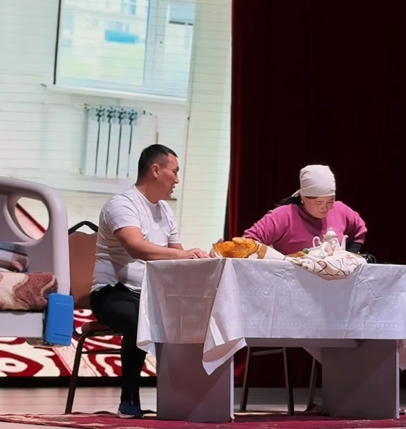 Атырауда «Өкінбе сен» авторлық спектакльдің премьерасы өтті