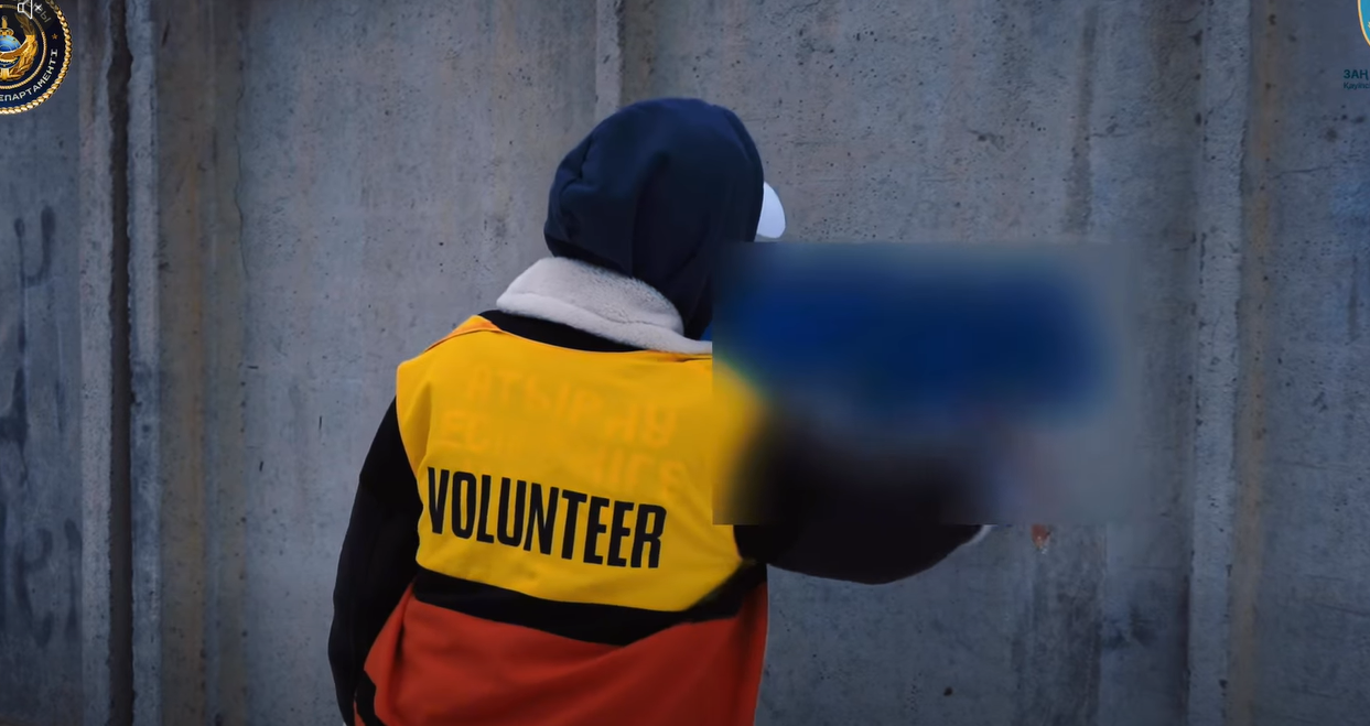 В Атырау ликвидируют наркограффити