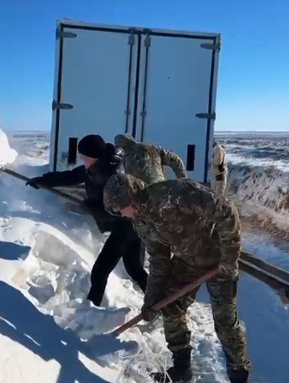 Спасатели МЧС выручили людей на заснеженных дорогах в Атырауской области