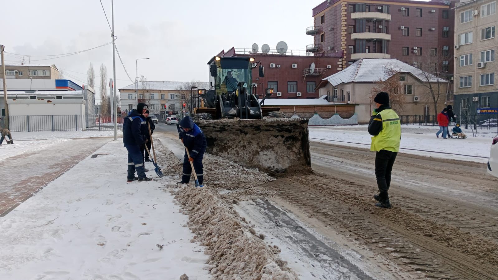 Более 11 тысяч кубометров снега вывезено с улиц Атырау 