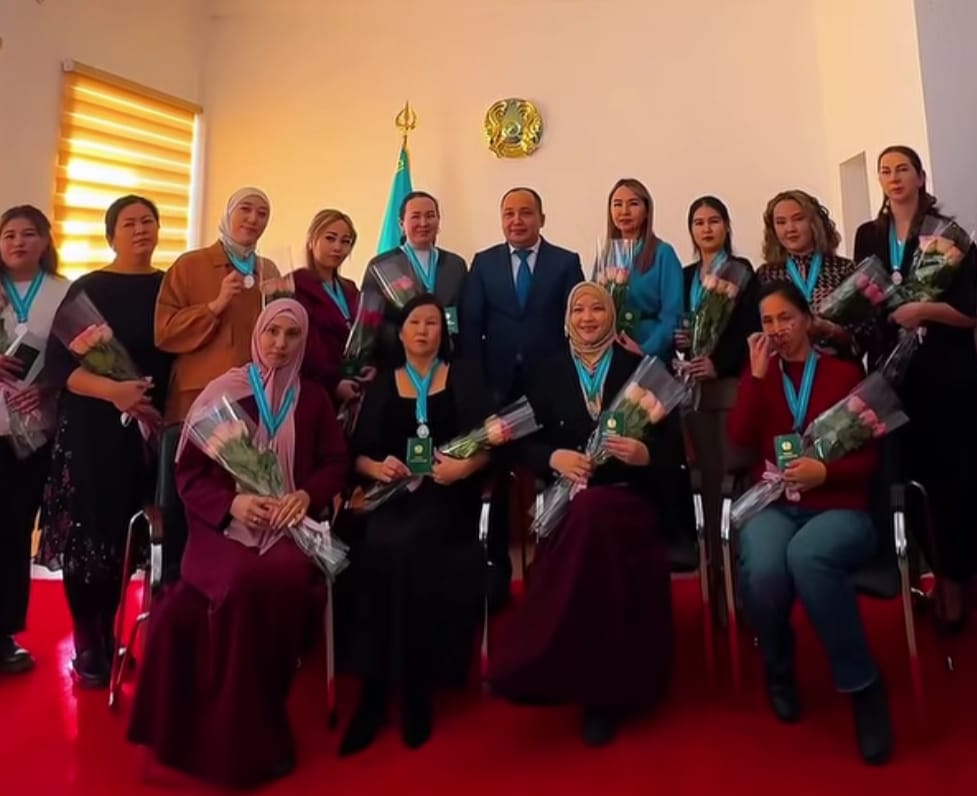 В Атырау наградили многодетных матерей