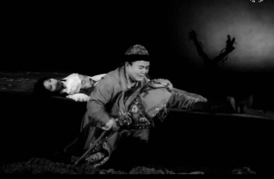 Аида Балаева Әуезов театрының 100 жылдығымен құттықтады   